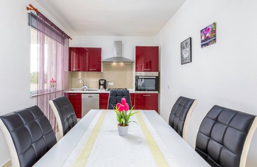 Fazana House | Amazing home in Valbandon with WiFi