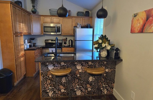 Historic Edgefield Apartment | Amazing location, home office in trendy East Nashville