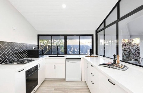 Sydney Villa | Amazing Ocean Villa close to Natural Rock Pools