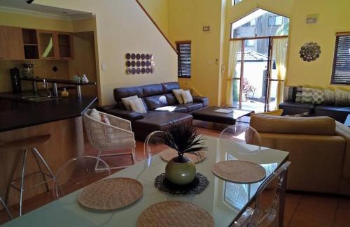 Labrador Villa | Amazing Perfect Family Home - GC Beach location