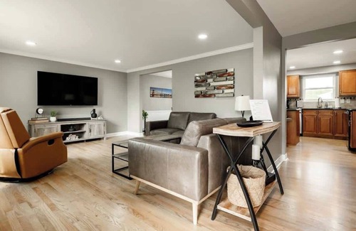 Roselawn Finance House | Amazing Pool & Walk to the Park