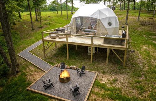 Simpson House | Amazing Pure Glamping Secluded Dome with Hot-tub in Grantsburg, Illinois