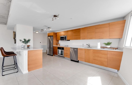 Wynwood Art District Condo | Amazing sunset view with Pool, 2b/2ba, gym , Best location A+!