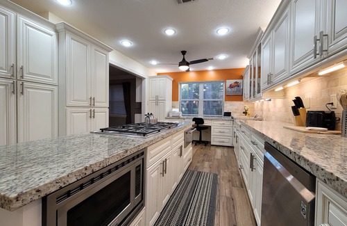 Indian Shores House | Amazing Sunsets on Lake Houston - lakefront, hot tub, fishing & more!