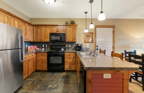 Kellogg Condo | Amazing Unit! Sleeps 5. Swim or Ski out your front door. On site at Silver Mt.