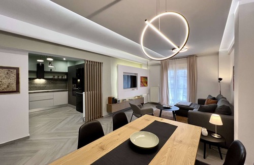 Thessaloniki City Centre Apartment | Amazonia: Stylish artistic apartment