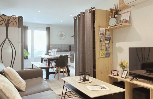 Biganos House | Amber House rated 3☆ - Private Spa & Heated Pool