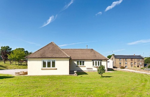 Alfreton Apartment | Amber Lodge with private hot tub