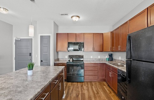 West Des Moines Apartment | Amenities! Gym, Tanning, Garage, Balcony & More!