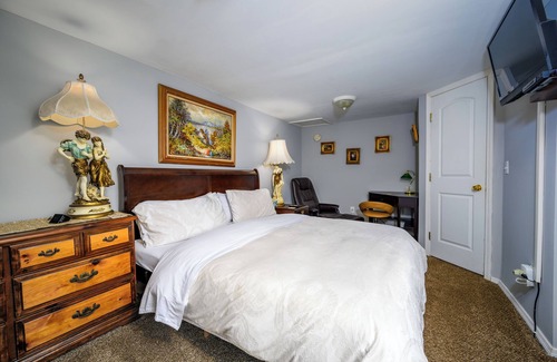 Maplecrest Bed & Breakfast | Americana Room. Elegant room with a King-Size bed, en suite bathroom, and mountain views. Sleeps 2. A gourmet breakfast is FREE and served fresh each morning. Americana Room is located on the second floor of Mountain Treasure Bed and Breakfast