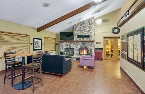 Burlington Hotel | AmericInn by Wyndham Burlington