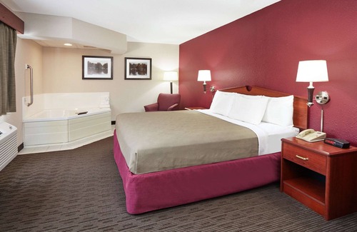 Fennville Hotel | AmericInn by Wyndham Douglas/Saugatuck
