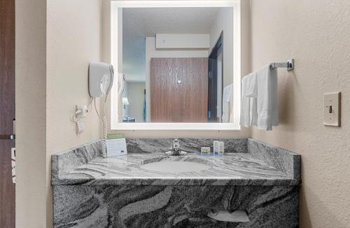 Bellevue Hotel | AmericInn by Wyndham Green Bay East