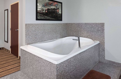 Grinnell Hotel | AmericInn by Wyndham Grinnell