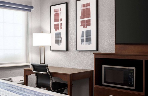 Conroy Hotel | AmericInn by Wyndham Williamsburg