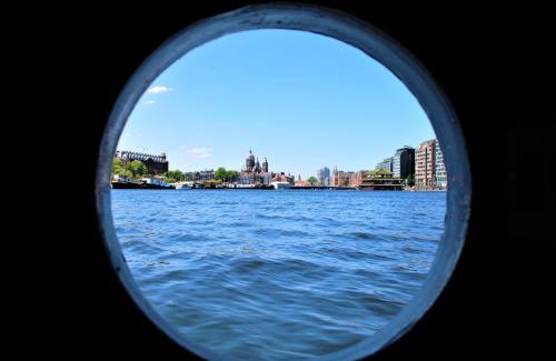 Amsterdam City Centre Boat Rental | AmicitiA