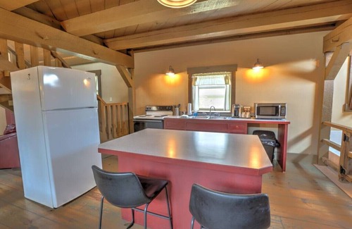 Millersburg Cottage | Amish Country Getaway With Seasonal Pool/Hot Tub