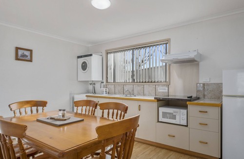 Swansea Hotel | AMOS HOUSE MOTEL