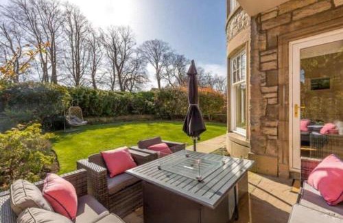Cramond Bridge Villa | Amulree, Edinburgh City