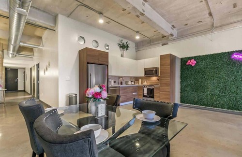 Downtown Dallas Apartment | Amyfinehouse | Breakfast+Valet+Modern City Retreat