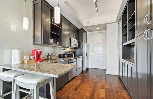 Uptown Apartment | Amyfinehouse |Contemporary Studio Apt|Pool+Patio
