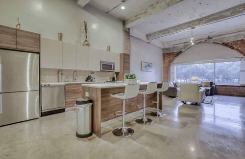 Downtown Dallas Apartment | Amyfinehouse | Free Breakfast for 8 Guests + Valet