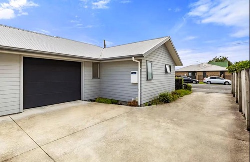 Frankton Apartment | An elegant 2-bedroom house in Hamilton central.