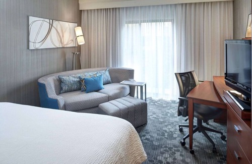 Brookfield Hotel | An Undeniable Jewel in Brookfield! 2 Spacious Units, Pets Allowed, Indoor Pool!