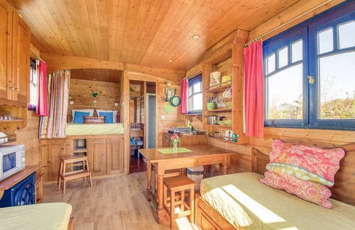 Pauilhac Bed & Breakfast | An unusual night in a gypsy caravan, with hotel services in the middle of nature.