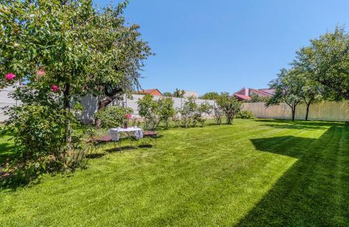 Oradea Villa | Ana & Roman Guesthouse - Beautiful Garden, Kid friendly