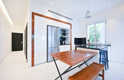 Tel Aviv Promenade Apartment | Andy Warhol at Hakerem by Holyguest