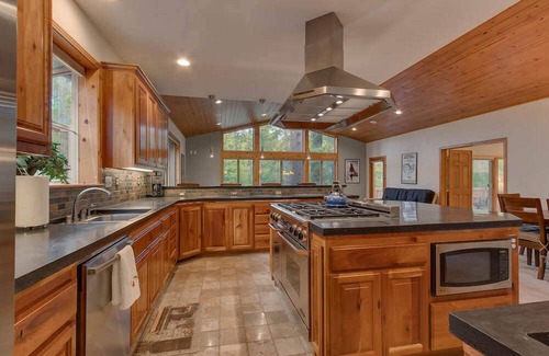 Tahoe Paradise House | Angora Mountain Lodge - Pool Table, Ping Pong, Shuffle Board