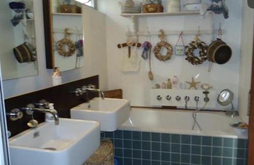 Oostelijke Eilanden en Kadijken Bed & Breakfast | Anna's Houseboat Bed & Breakfast