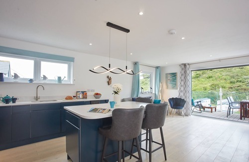 Polzeath Apartment | Anneth Lowen is a large four-bedroom detached house, just a short stroll from the bustling beaches o