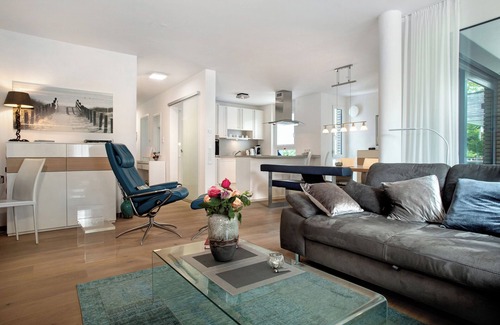 Waggershausen Apartment | Annette's Luxury Apartment at the City Park with Private Terrace and Wi-Fi