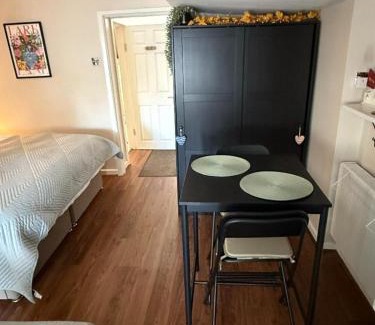 Liverpool Apartment | Annex Studio - Sleeps 2 High-Speed Wifi & Parking