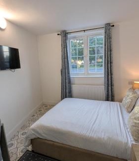 South Ruislip House | Annexe Studio private entrance, hallway and parking