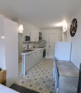 South Ruislip House | Annexe Studio private entrance, hallway and parking
