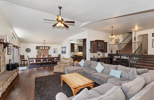 Whispering Forest Cabin | Antelope Mountain Retreat by Destination Big Bear: Open Concept! Rock Fireplace! Pool Table! Spa!