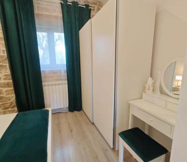 Medvidici Apartment | Antique gold