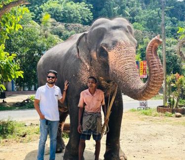 Pinnawala Boat Rental | Antique lanka tours