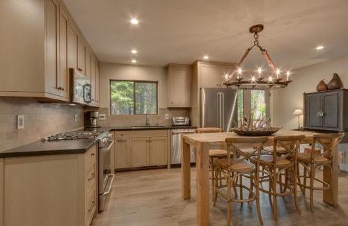 Sunnyside House | Antler House- Quiet, Charming Cabin w Cozy Fireplace, Close to Skiing