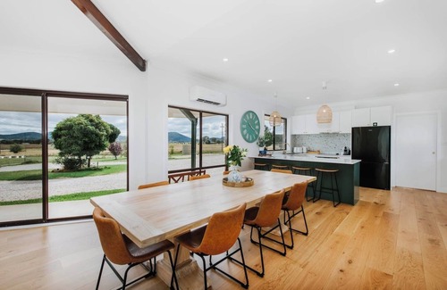 Erudgere House | Anton Pavilion Cheerful Country Solace in Mudgee