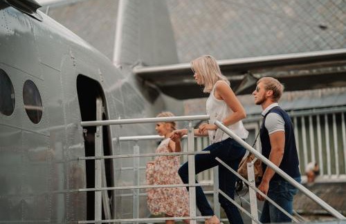 Altendorf Boat Rental | Antonov im Garten – Flugzeug-Ferienwohnung