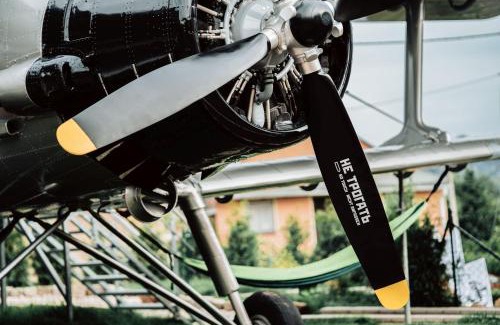 Altendorf Boat Rental | Antonov im Garten – Flugzeug-Ferienwohnung