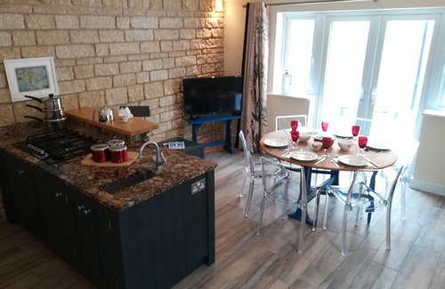 Stamford House | Anvil Bungalow Stamford. Character 2 Bedroom Home with Parking. Central Location