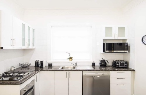 New Farm Apartment | 'Aotea' - Inner City Art Deco Oasis