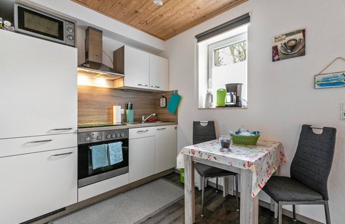 Wesselburener Deichhausen Apartment | Apartment 'Ferienwohnung Ostwind' with Shared Garden and Wi-Fi
