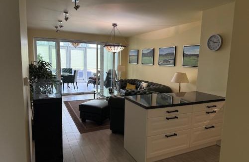Niesulice Apartment | Apartament Kalinowo Golf - salon z opcją spania, kuchnia i 2 sypialnie, 1-6 osób