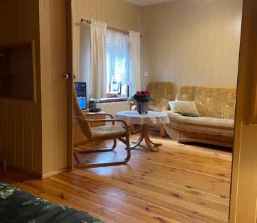 Szteklin Apartment | Apartament w XIX-wiecznym Spichlerzu nad Jeziorem z dostępem do parku i widokiem na Dworek Modrzewiowy z 1823 roku